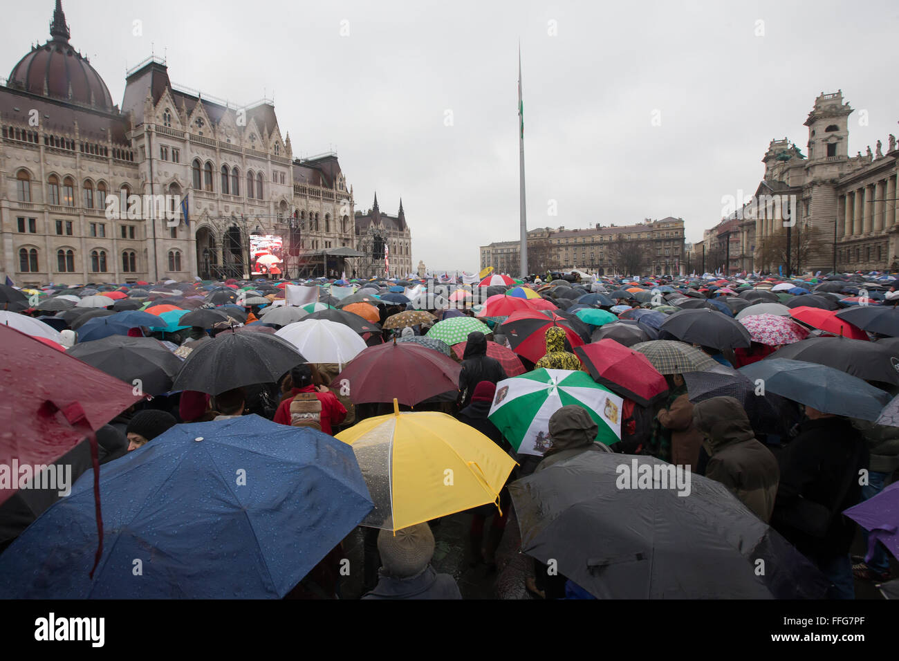 Budapest, Ungarn. 13. Februar 2016. Lehrer und Förderer Rallye für Veränderungen im Bildungssystem vor dem Parlament in Budapest, Ungarn, 13. Februar 2016. Bildnachweis: Attila Volgyi/Xinhua/Alamy Live-Nachrichten Stockfoto