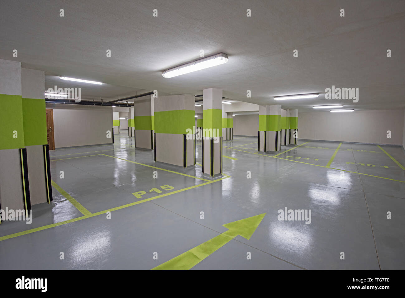 Einrichtung einer neuen modernen Tiefgarage unter einem Wohnhaus mit