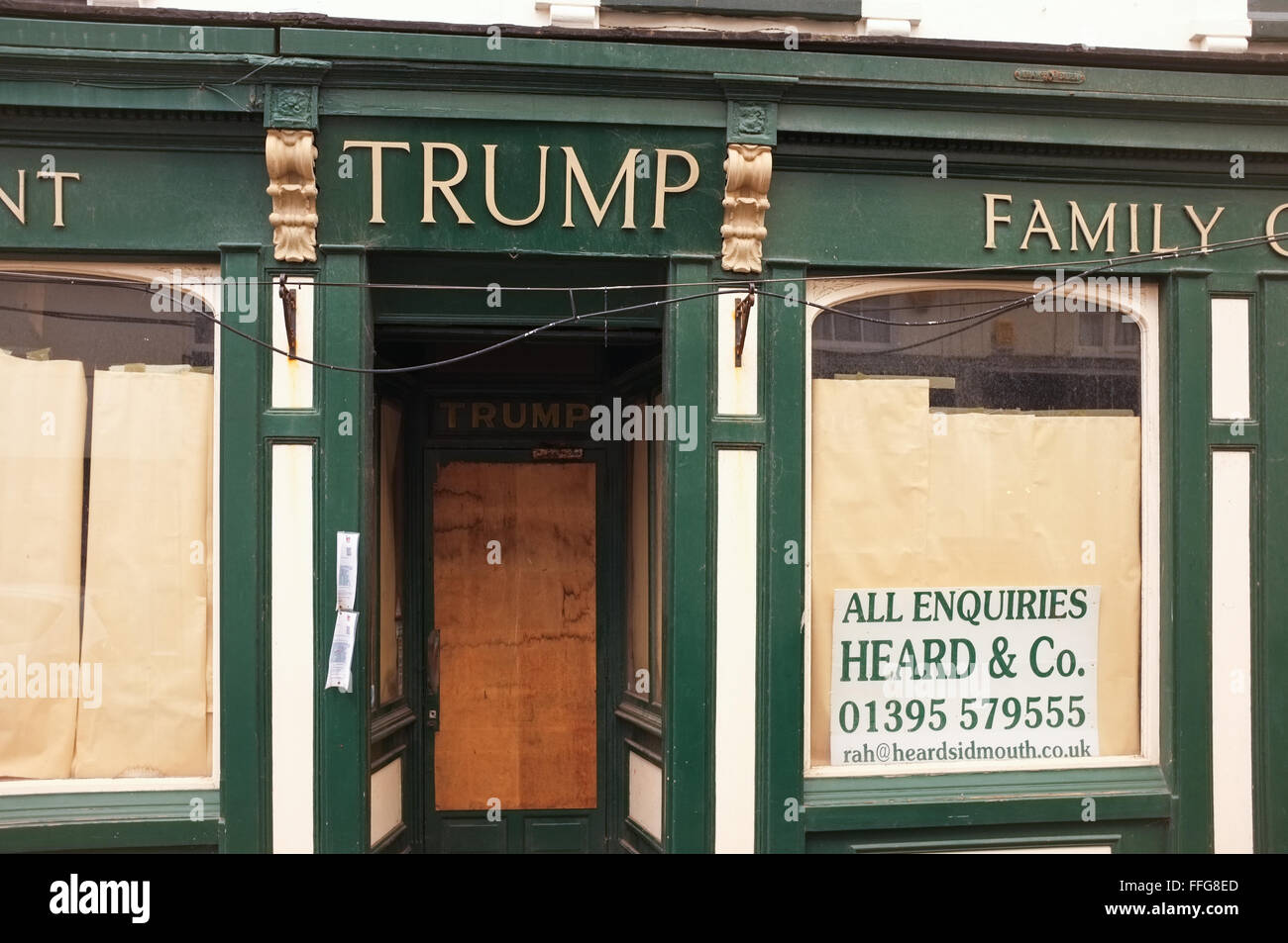 Sidmouth, Devon. Trump Familie Shop geschlossen und mit Brettern vernagelt. Stockfoto