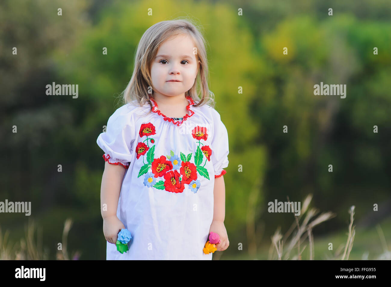 Mädchen 3-Year-Old. Eine Mädchen gekleidet in weißen ukrainischen nationalen Kleid mit aufgestickten Blumen. Stockfoto