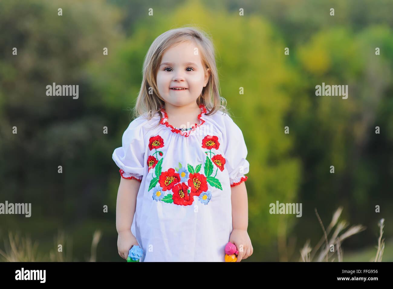 Mädchen 3-Year-Old. Eine Mädchen gekleidet in weißen ukrainischen nationalen Kleid mit aufgestickten Blumen. Stockfoto