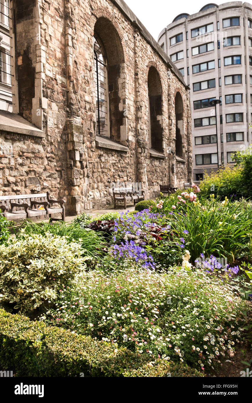 Christus Kirche Greyfriars Garten mit Resten von Christ Church, London, Vereinigtes Königreich. Stockfoto