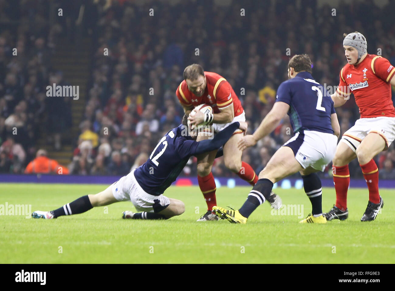 Fürstentum Stadium, Cardiff, Wales. 13. Februar 2016. RBS Six Nations Championships. Wales und Schottland. Jamie Roberts auf die Gebühr für Wales Credit: Action Plus Sport/Alamy Live News Stockfoto