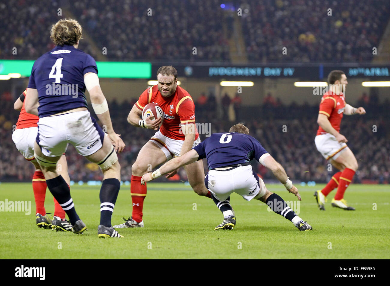 Fürstentum Stadium, Cardiff, Wales. 13. Februar 2016. RBS Six Nations Championships. Wales und Schottland. Jamie Roberts macht eine Pause für Wales Credit: Action Plus Sport/Alamy Live News Stockfoto