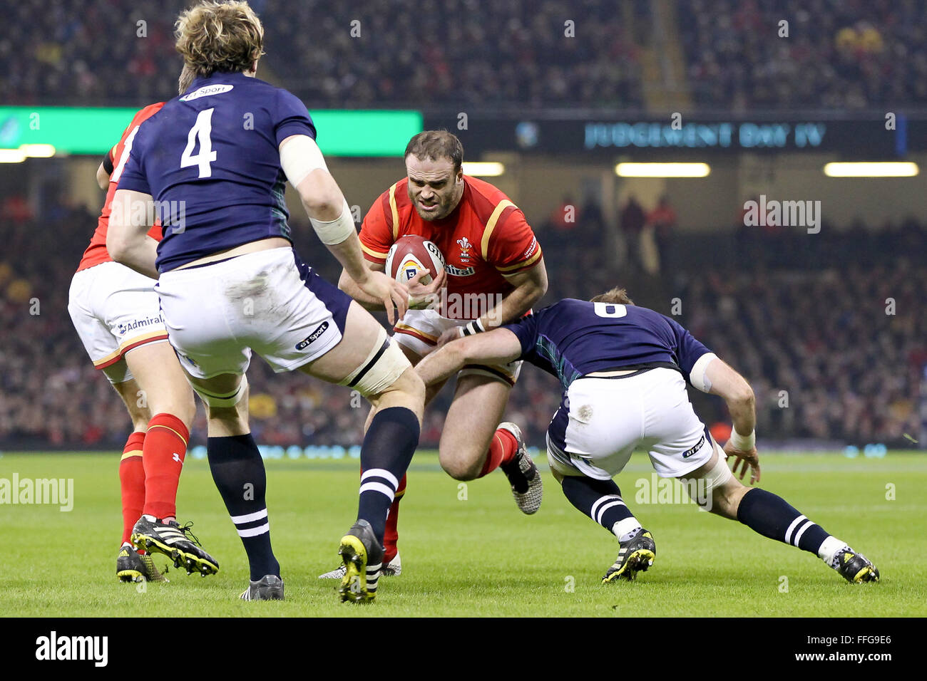 Fürstentum Stadium, Cardiff, Wales. 13. Februar 2016. RBS Six Nations Championships. Wales und Schottland. Jamie Roberts macht eine Pause für Wales Credit: Action Plus Sport/Alamy Live News Stockfoto