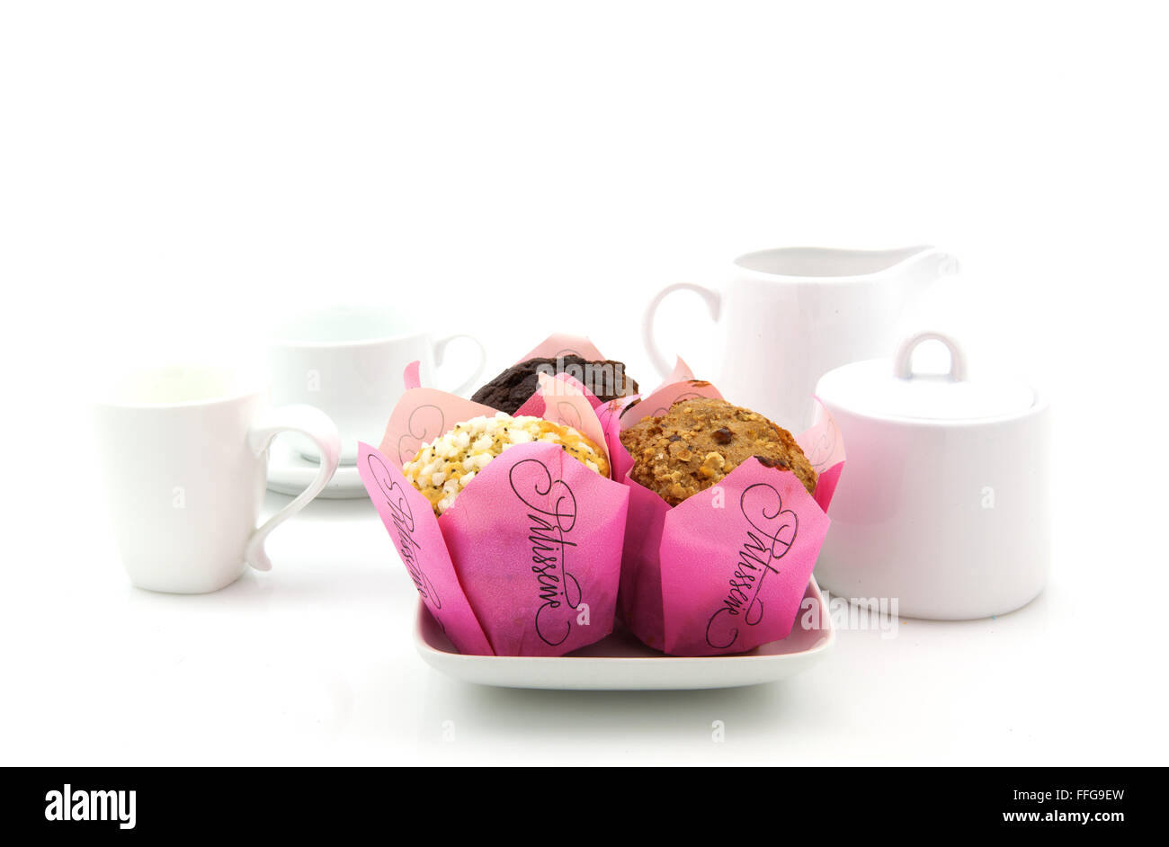Schokoladen-Muffins auf einem weißen Tisch in einem Luxus-Küche Interieur Stockfoto