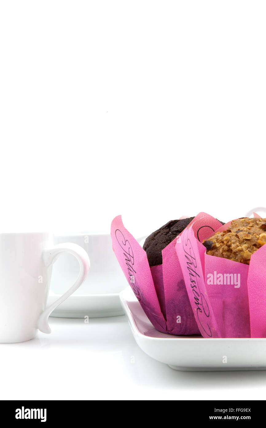 Schokoladen-Muffins auf einem weißen Tisch in einem Luxus-Küche Interieur Stockfoto
