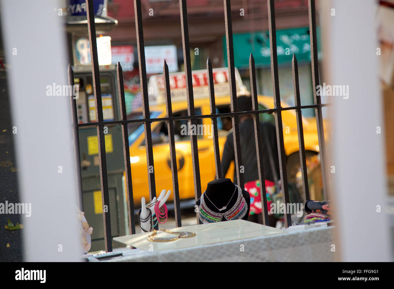 Yellow Cab in Manhattan Straßenszene als ein verschwommenes Spiegelbild in einem Kreditor Stall Spiegel gesehen. Stockfoto