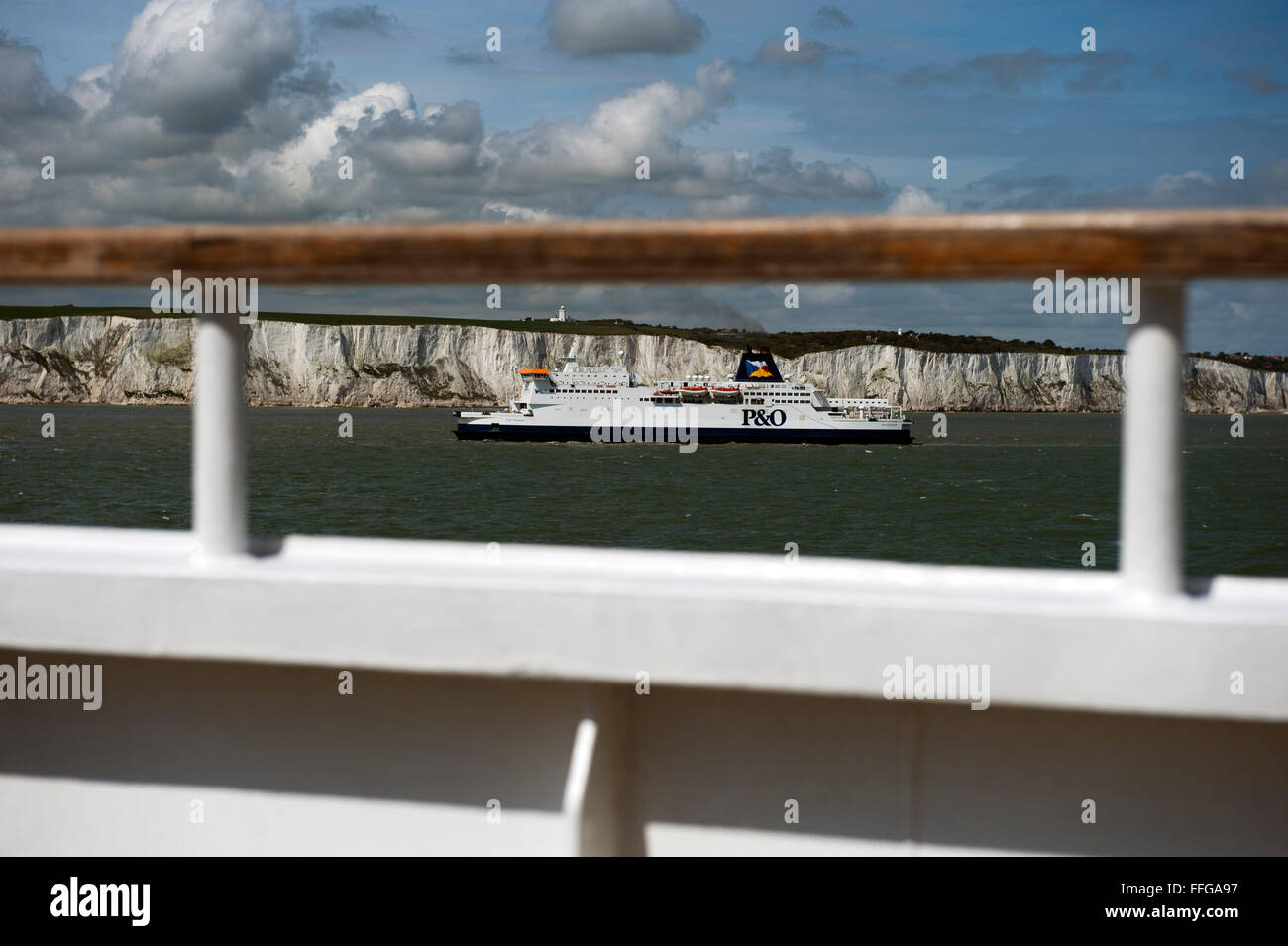 Blick vom Deck einer Fähre nach P & O Fähre auf der Nordsee, vorbei an den weißen Kreidefelsen von Dover entlang des Ärmelkanals Stockfoto