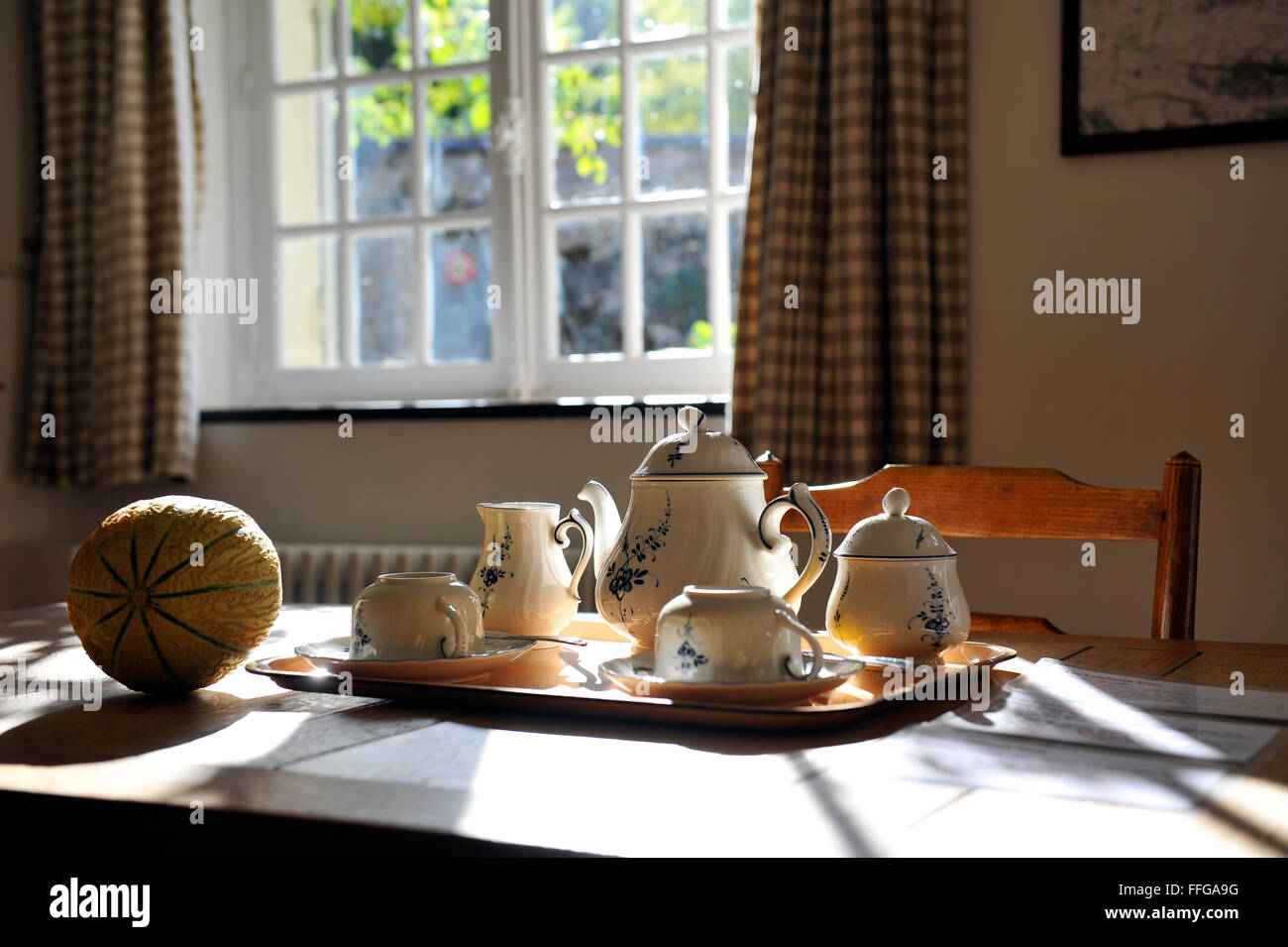 Stills von Kaffee Keramik und Melone auf einem Tisch mit Sonnenstrahlen Frankreich Europa Stockfoto