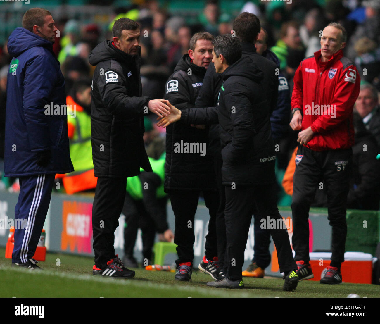 Celtic Park, Glasgow, Schottland. 13. Februar 2016. Scottish Premier League. Celtic gegen Ross County. Ronny Deila und John Collins shake Hands mit Jim McIntyre und Billy Dodds, nachdem das Finale Pfeifen Credit: Action Plus Sport/Alamy Live News Stockfoto