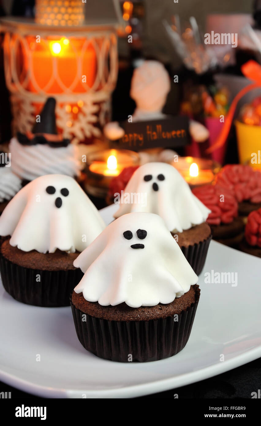 Schoko-Muffin Geist von Marzipan unter Halloween Süßigkeiten garniert Stockfoto