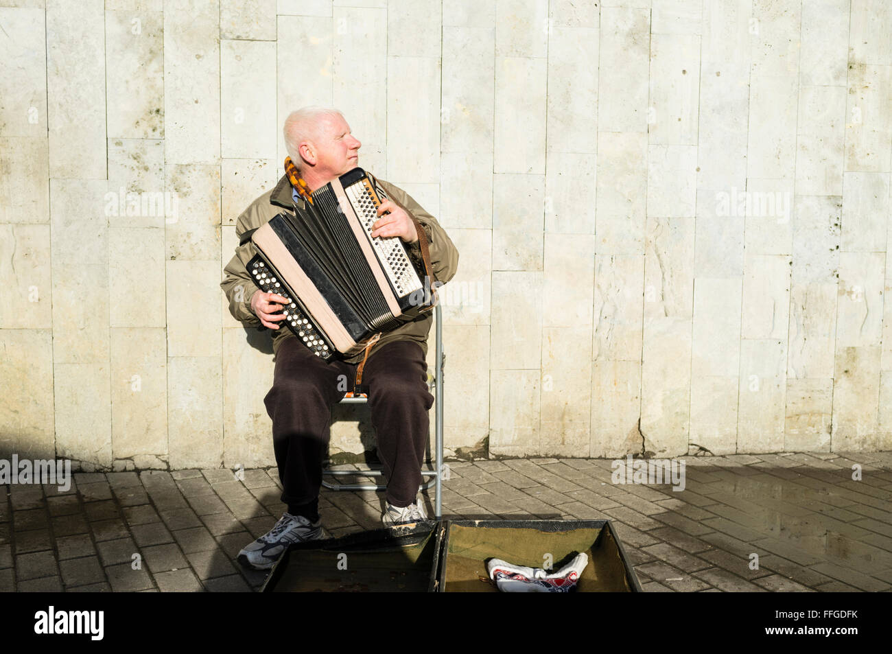 Alten lettischen Akkordeonist spielen auf der Straße in Riga, Lettland Stockfoto