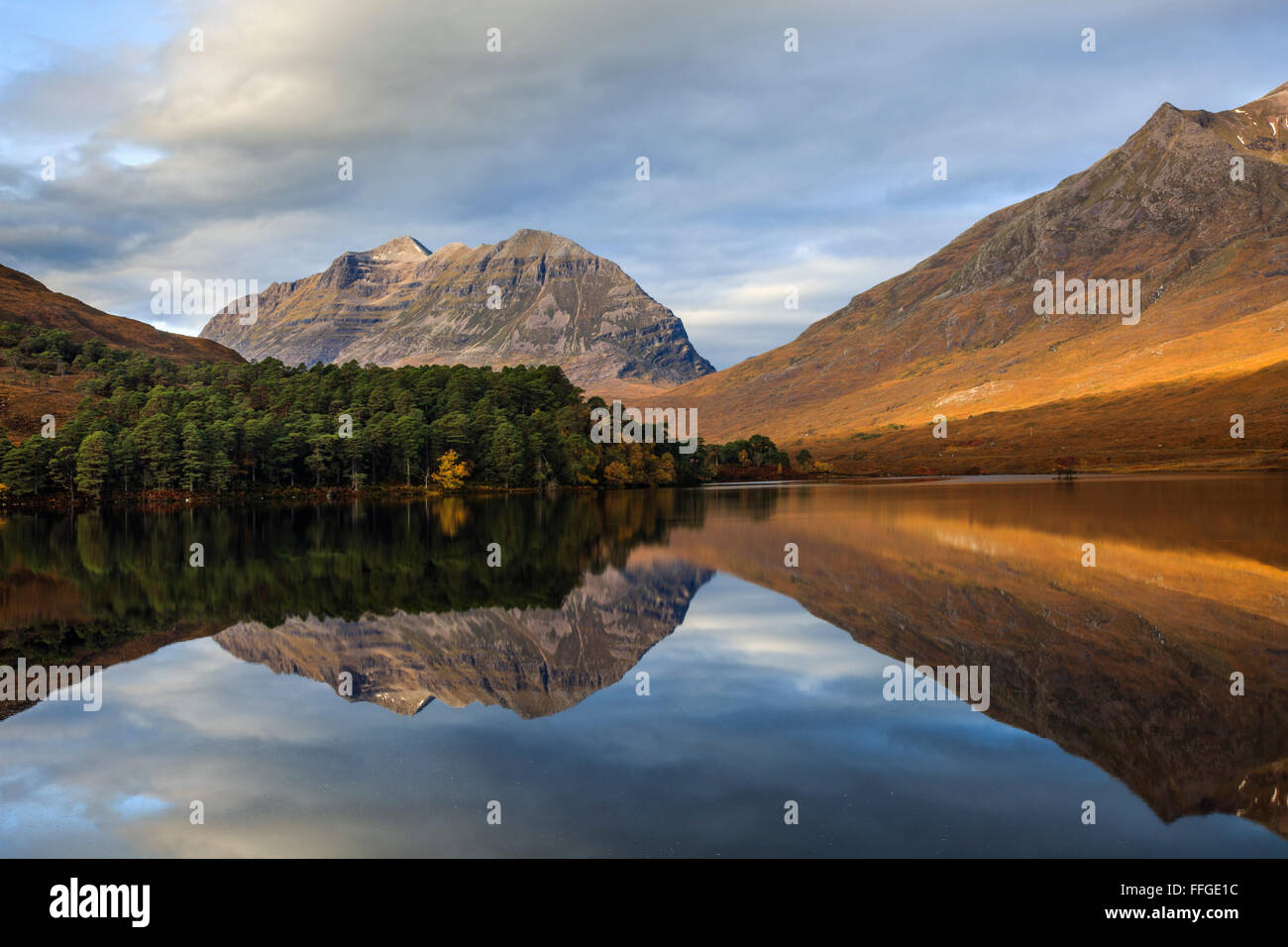 Laithach spiegelt sich in Loch Claire in Glen Torridon, Schottland Stockfoto