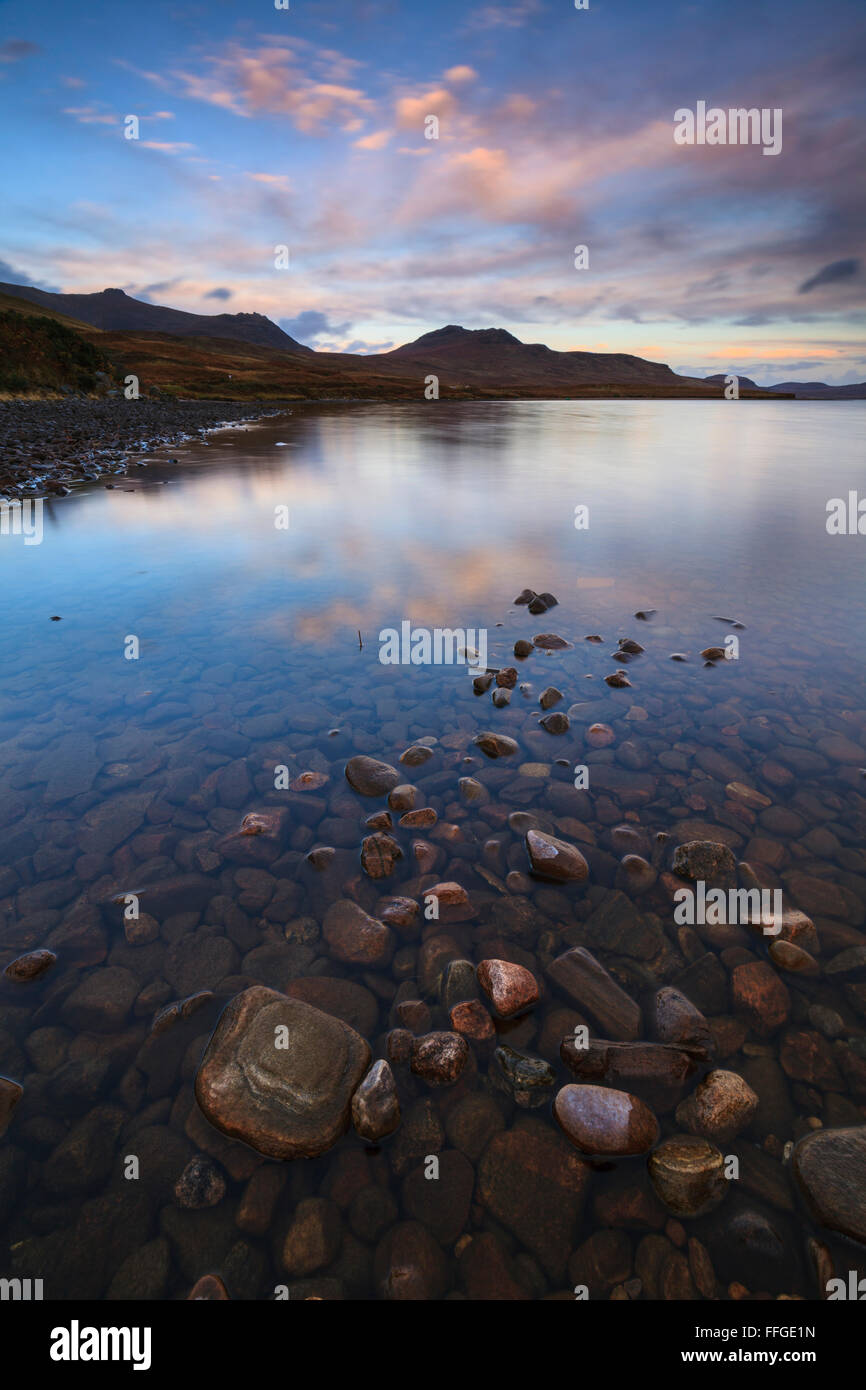 Loyal Loch im Norden Schottlands bei Sonnenaufgang eingefangen. Stockfoto