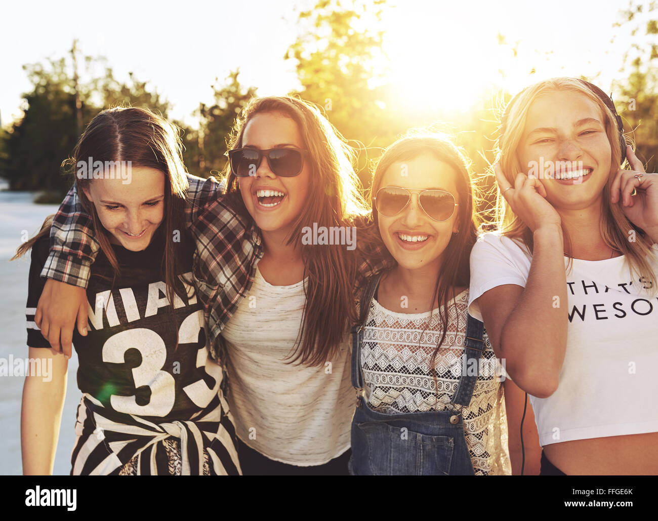 Jugend Mädchen lachen und laufen auf einer Linie Stockfoto