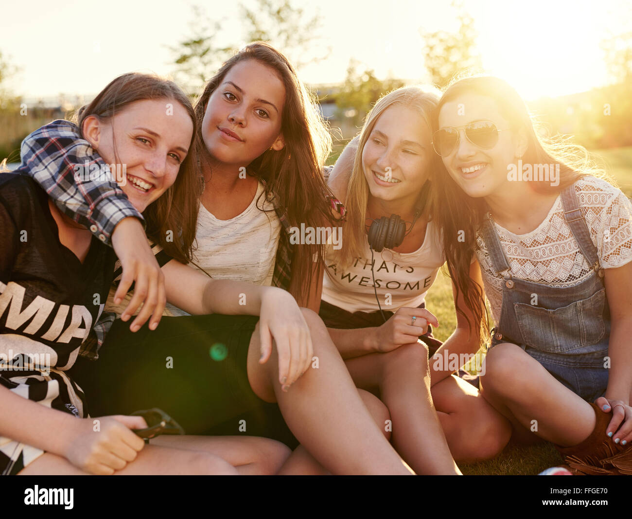 Jugend Mädchen umarmt und lächelnd, hängen in einem park, sommer Stockfoto