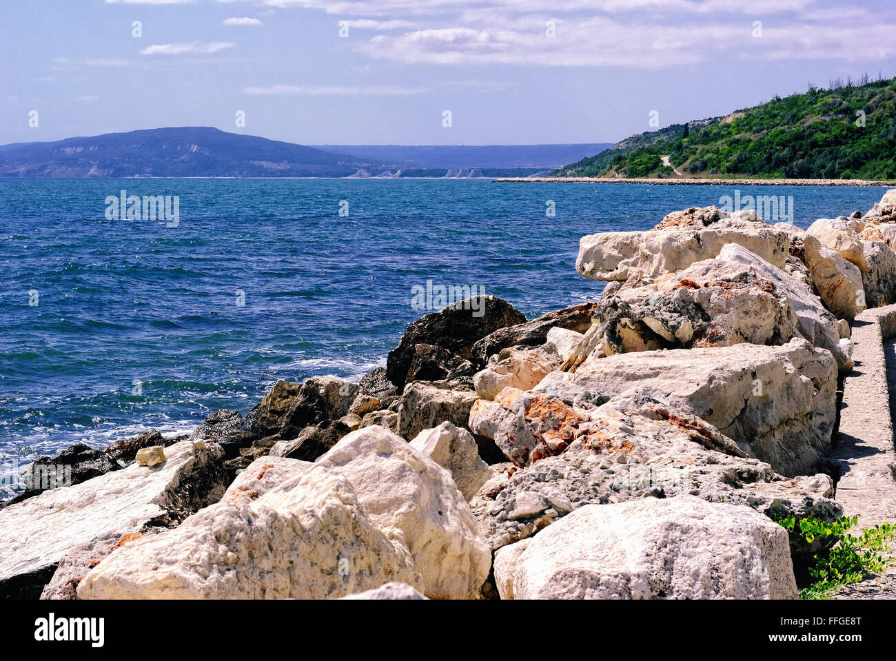 Bulgarische Küste. Blick nach Süden vom Meer in Balchik; Urlaubsort Albena in der Ferne. Stockfoto