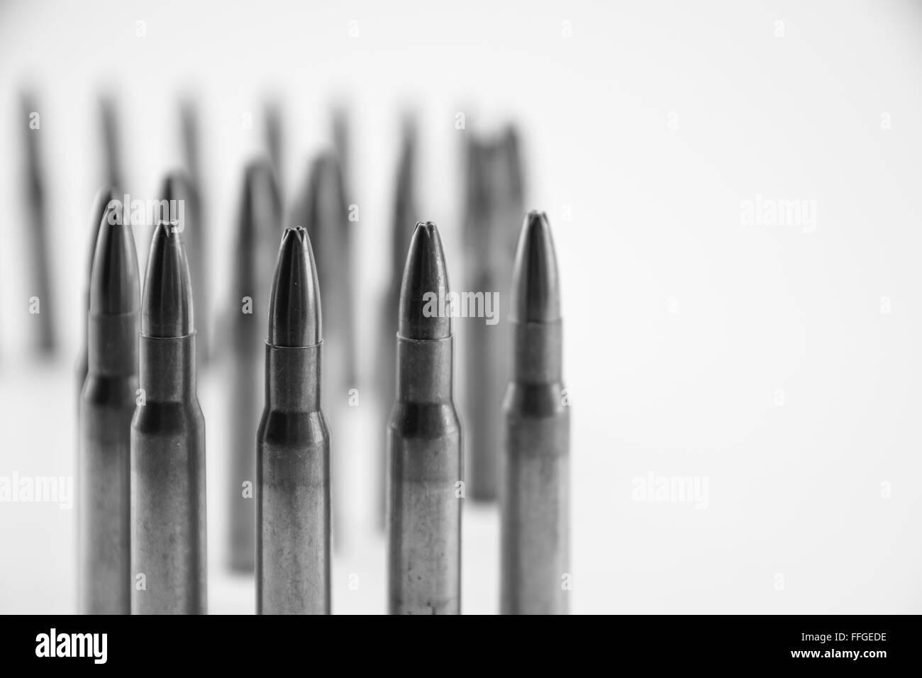 Monichrome Komposition mit hohl-Punkt Munition für Gewehr auf weißem Hintergrund. Stockfoto
