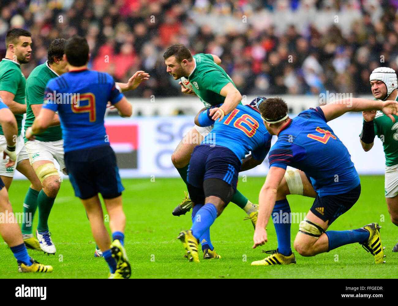 Stade de France, Paris, Frankreich. 13. Februar 2016. 6 Nations Rugby International. Frankreich gegen Irland. Von Eddy Ben Arous (Frankreich) Kredit gebracht Robbie Henshaw (Irland): Action Plus Sport/Alamy Live News Stockfoto