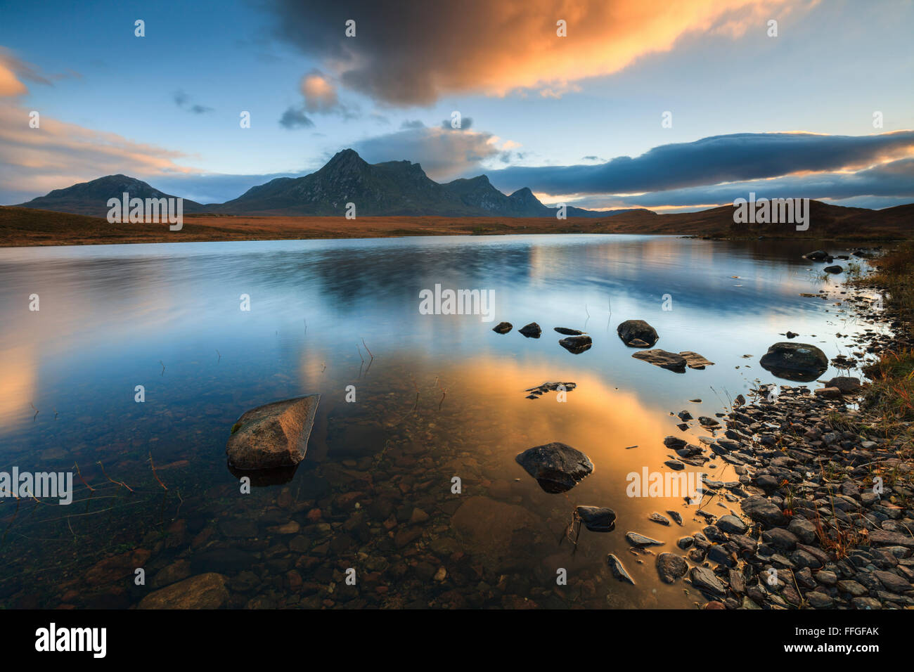 Ben Loyal in der North West Highlands von Schottland, spiegelt sich in Loch Hakel bei Sonnenuntergang Anfang November. Stockfoto