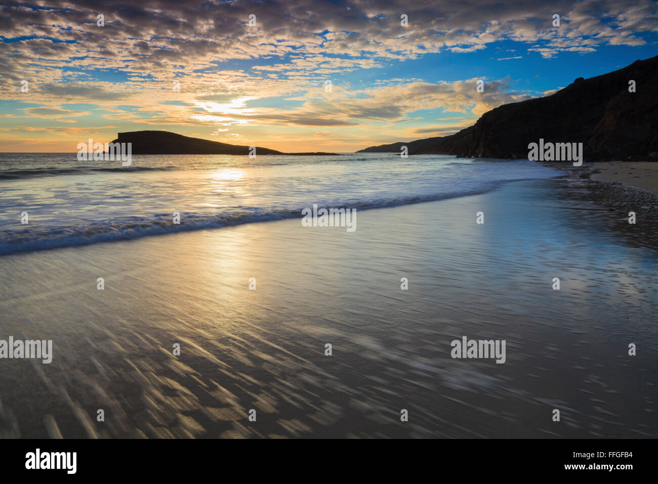 Sonnenuntergang vom Strand in Oldshoremore, in der Nähe von Kinlochbervie an der Nordwestküste Schottlands erfasst. Stockfoto