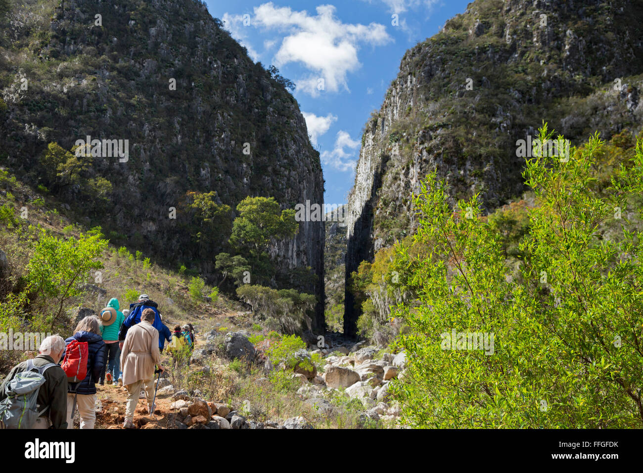 Santiago Apoala, Oaxaca, Mexiko - Touristen Wanderung nahe dem Dorf Apoala, ein kleines Bergdorf. Stockfoto