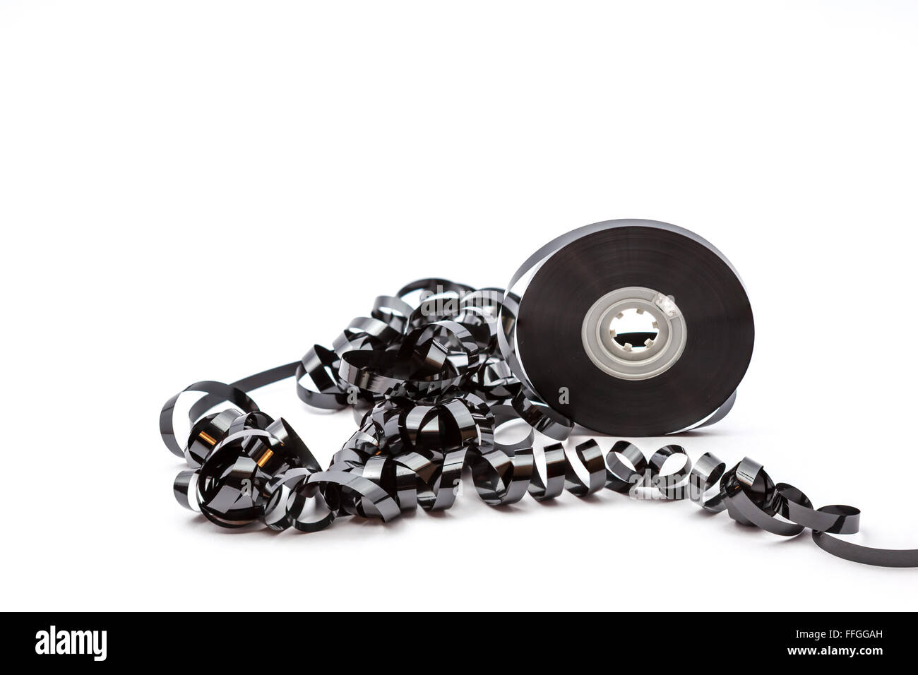 abgerollten Musikkassette auf einem weißen Hintergrund Stockfoto