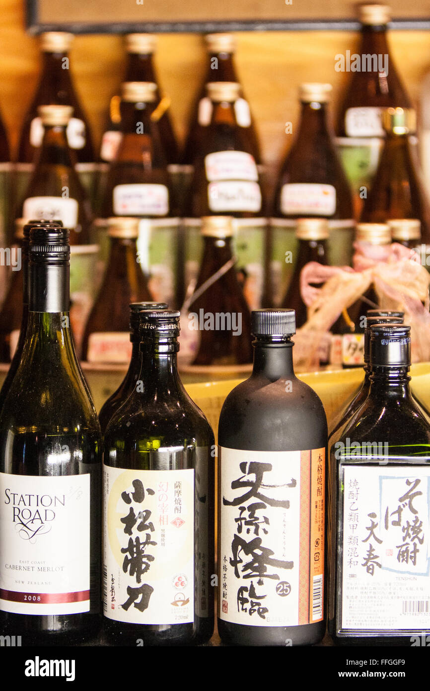 Japaner halten in dem Kunden ihre eigene persönliche Flasche besitzen Flasche-System das heißt hinter gepflegten Bar. Auckland-Neuseeland Stockfoto