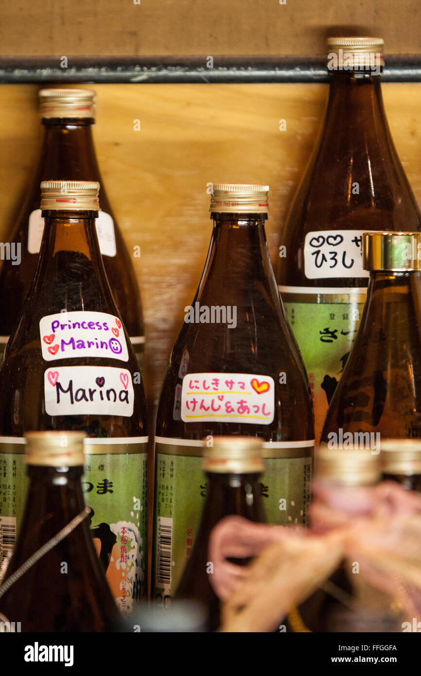 Japaner halten in dem Kunden ihre eigene persönliche Flasche besitzen Flasche-System das heißt hinter gepflegten Bar. Auckland-Neuseeland Stockfoto