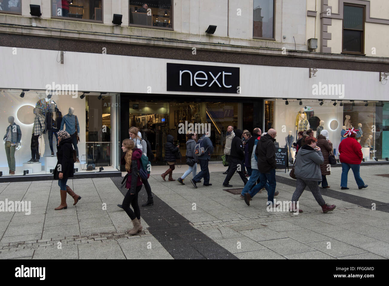 Nebenan auf der Queen Street in Cardiff, Südwales. Stockfoto