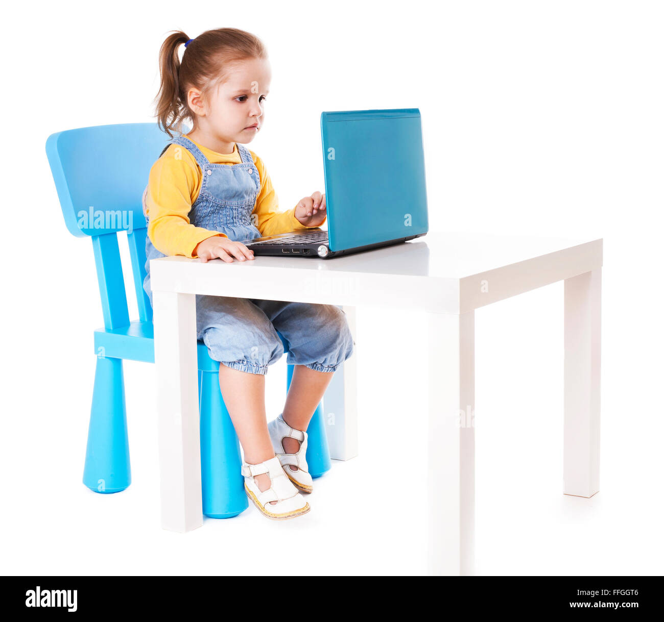 Kleines Mädchen mit Laptop - isoliert - Stock Bild Stockfoto