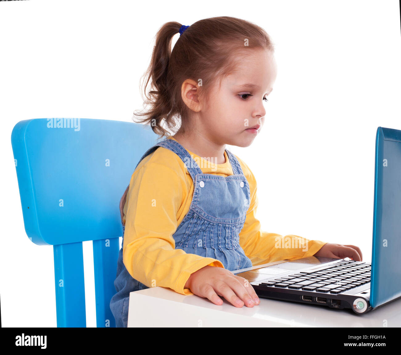 Kleines Mädchen mit Laptop - isoliert - Stock Bild Stockfoto