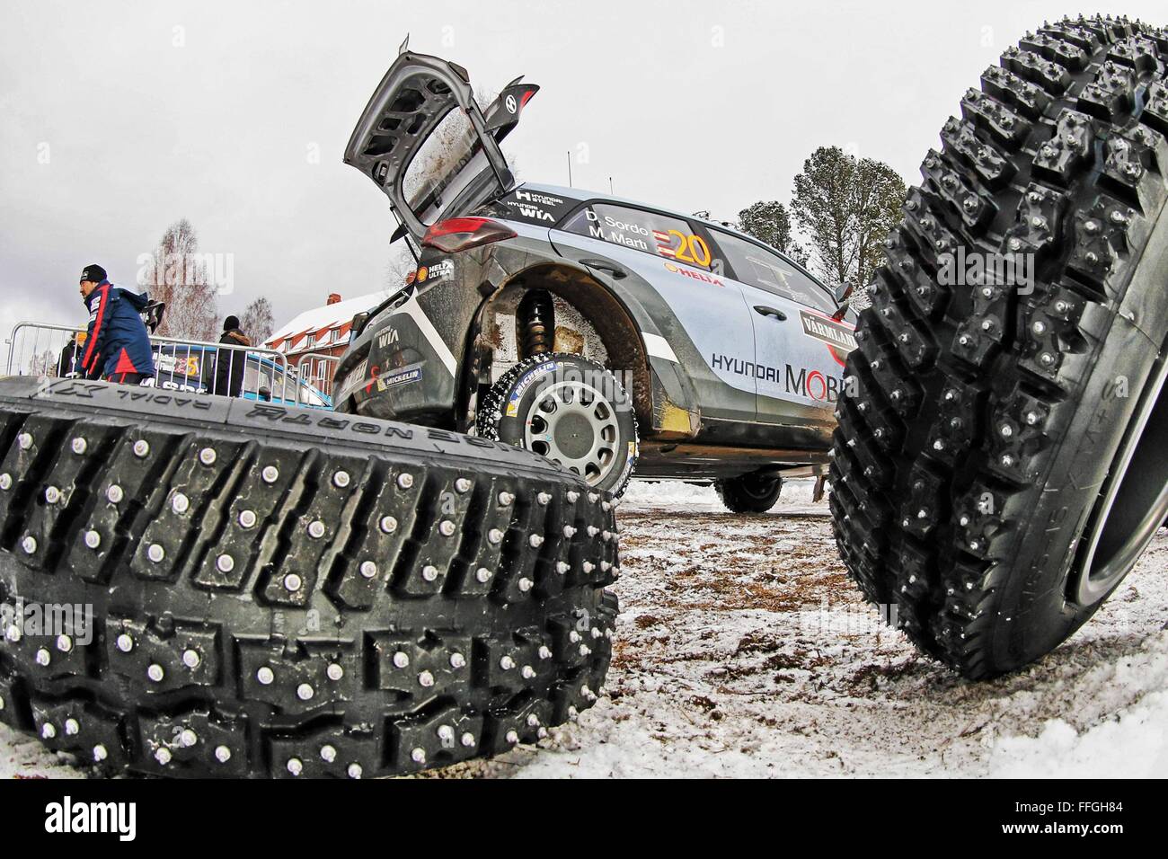 Karlstad, Schweden. 13. Februar 2016. WRC Rally Oif Schweden SS17 Super Special Stage.  Reifenwechsel für SORDO Credit: Action Plus Sport Bilder/Alamy Live News Stockfoto