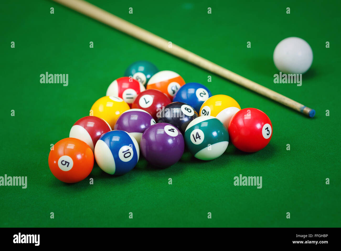 Billard-Kugeln in einem grünen Billardtisch Stockfoto