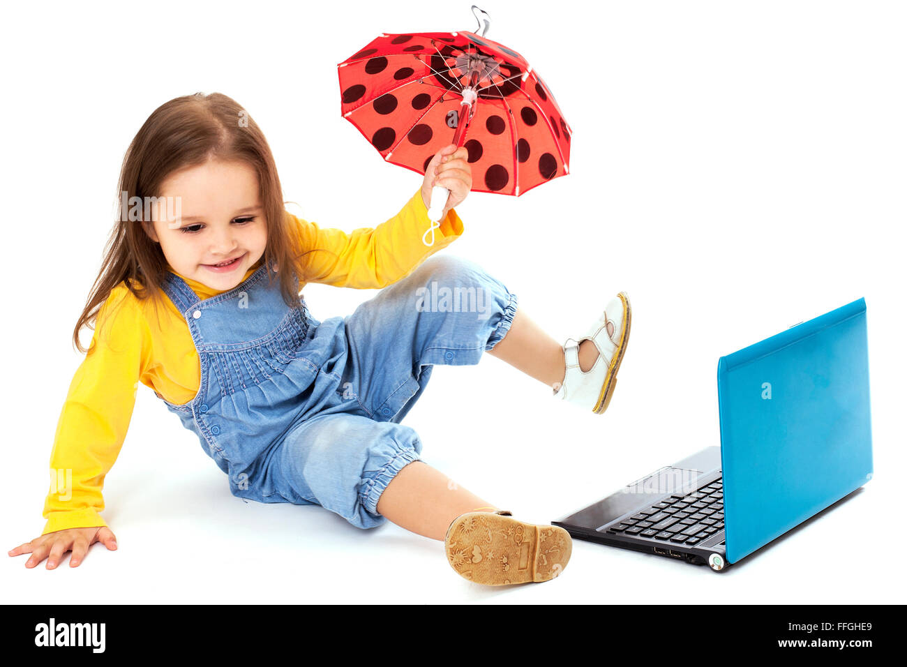 Kleines Mädchen mit Laptop - isoliert Stockfoto