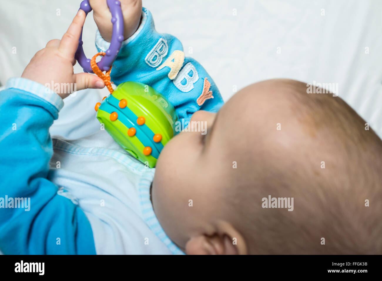 Baby in einem Bett. Text-baby Stockfoto