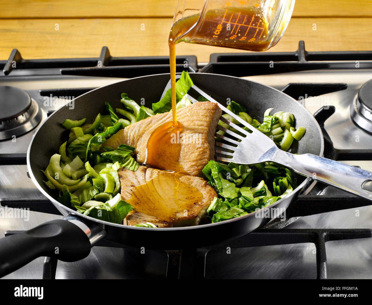 Tamari-Sauce auf Thunfisch Stockfoto