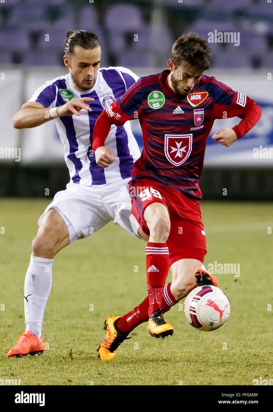 Budapest, Ungarn. 13. Februar 2016. David Mohl von Ujpest (l) versucht, Asmir Suljic der Videoton während Ujpest - Videoton OTP Bank Liga Fußballspiel im Stadion Szusza anzugehen. Bildnachweis: Laszlo Szirtesi/Alamy Live-Nachrichten Stockfoto