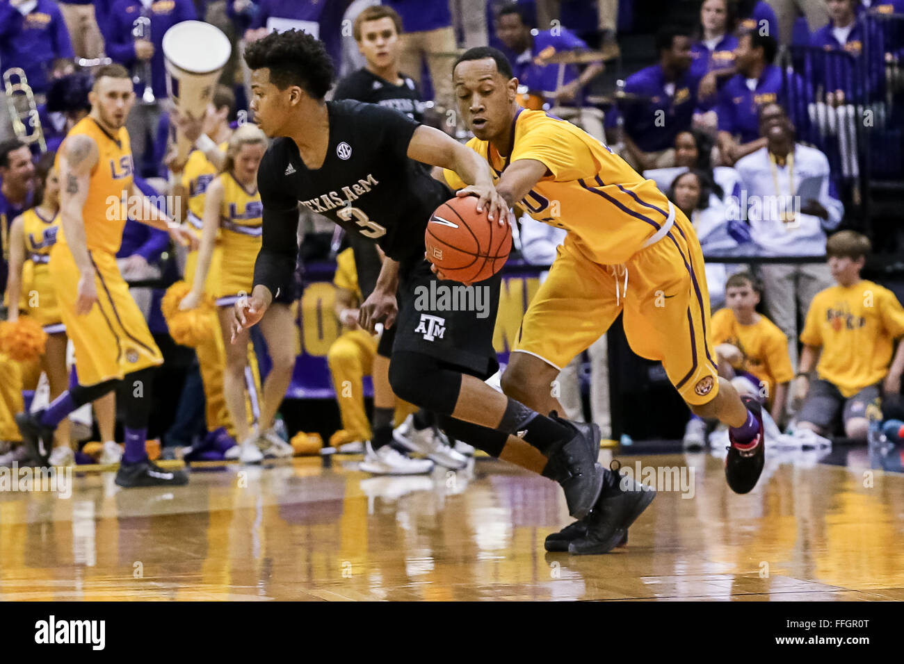 Baton Rouge, LA, USA. 13. Februar 2016. LSU Tigers Wache, Tim Quarterman (55) erreicht, um den Ball aus Texas A & M Aggies Streifen, schützen Admon Gilder (3) bei einer NCAA Basketball-Spiel zwischen den Texas A & M Aggies und die LSU Tigers bei der Pete Maravich Assembly Center in Baton Rouge, Louisiana LSU Tigers besiegen Texas A & M Aggies 76-71. Stephen Lew/CSM/Alamy Live-Nachrichten Stockfoto