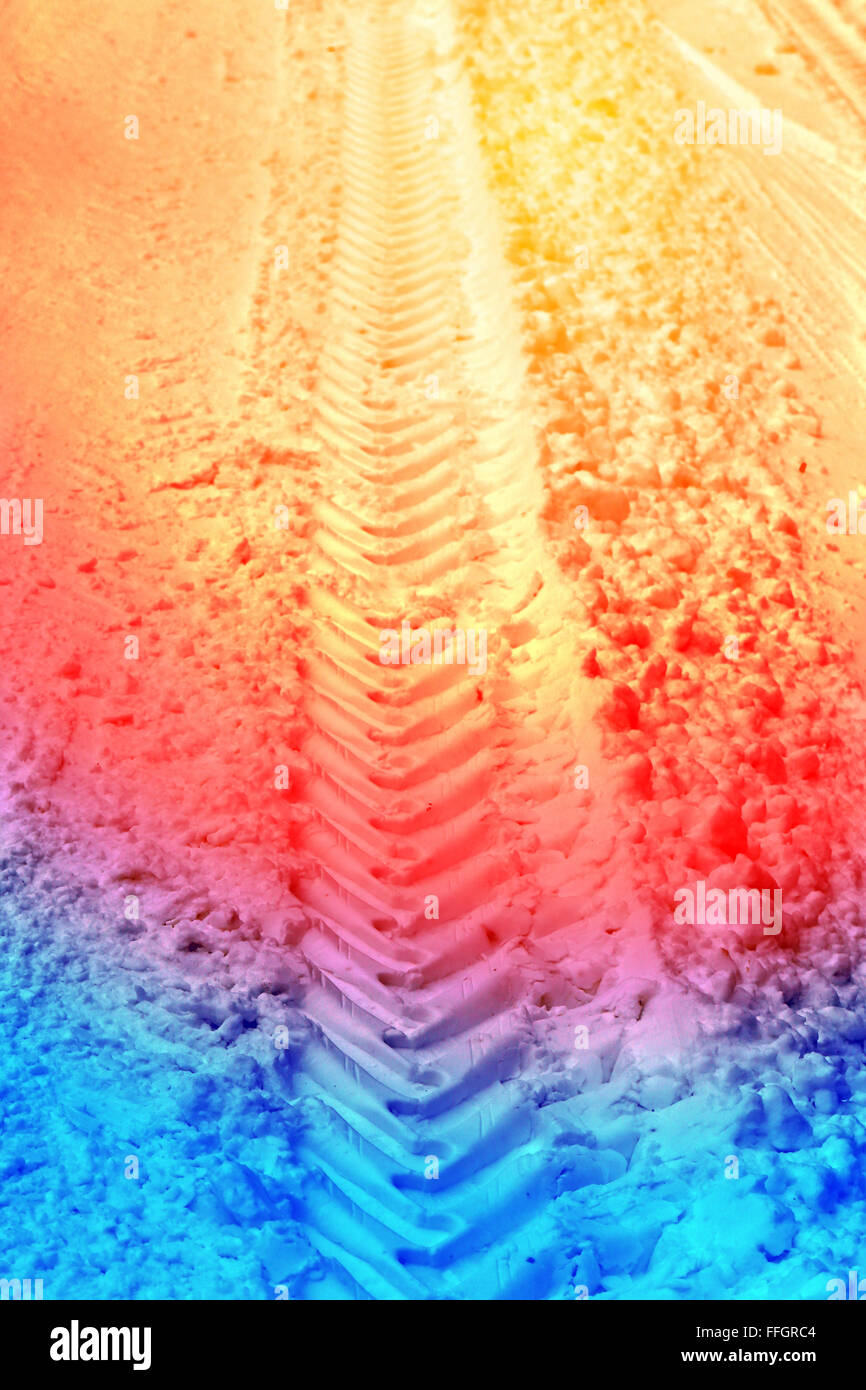 Wunderschönen Winterwald beschneit mit einem farbigen Hintergrund Stockfoto