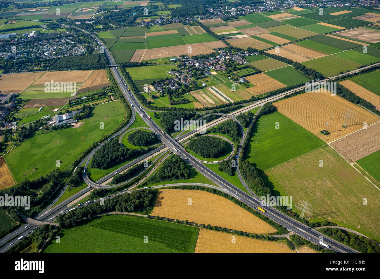 Antenne zu sehen, Autobahnkreuz Mönchengladbach, A61 und A52, Kleeblatt, Straße Verkehr, Mönchengladbach, Niederrhein, Stockfoto