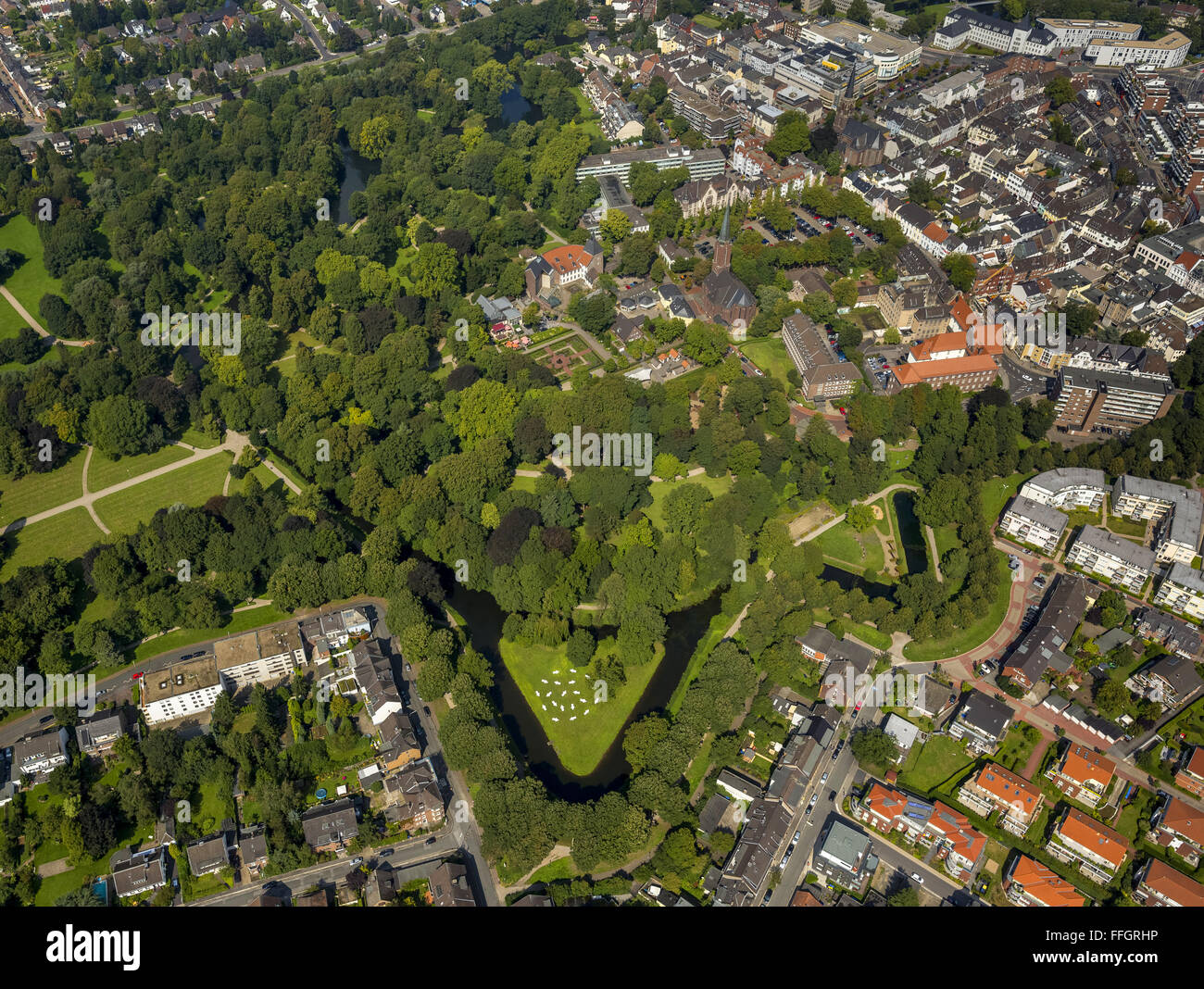 Luftaufnahme, Moers-Zentrum mit alten Stadtmauern und das Schloss park, Moers, Ruhr Region, Nordrhein-Westfalen, Deutschland, Europa, Antenne Stockfoto