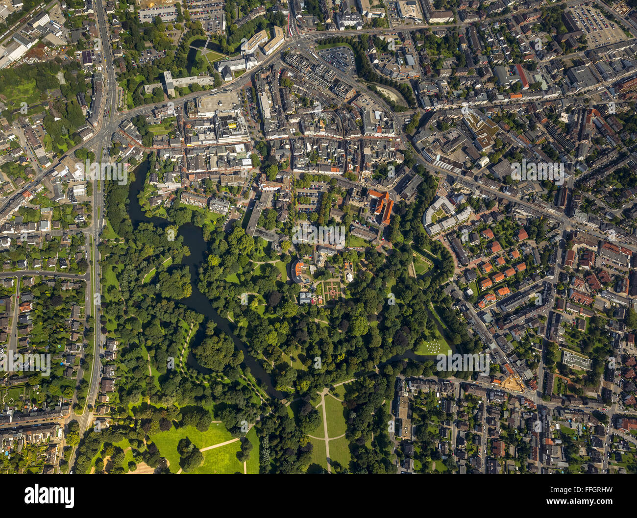 Luftaufnahme, Moers-Zentrum mit alten Stadtmauern und das Schloss park, Moers, Ruhr Region, Nordrhein-Westfalen, Deutschland, Europa, Antenne Stockfoto