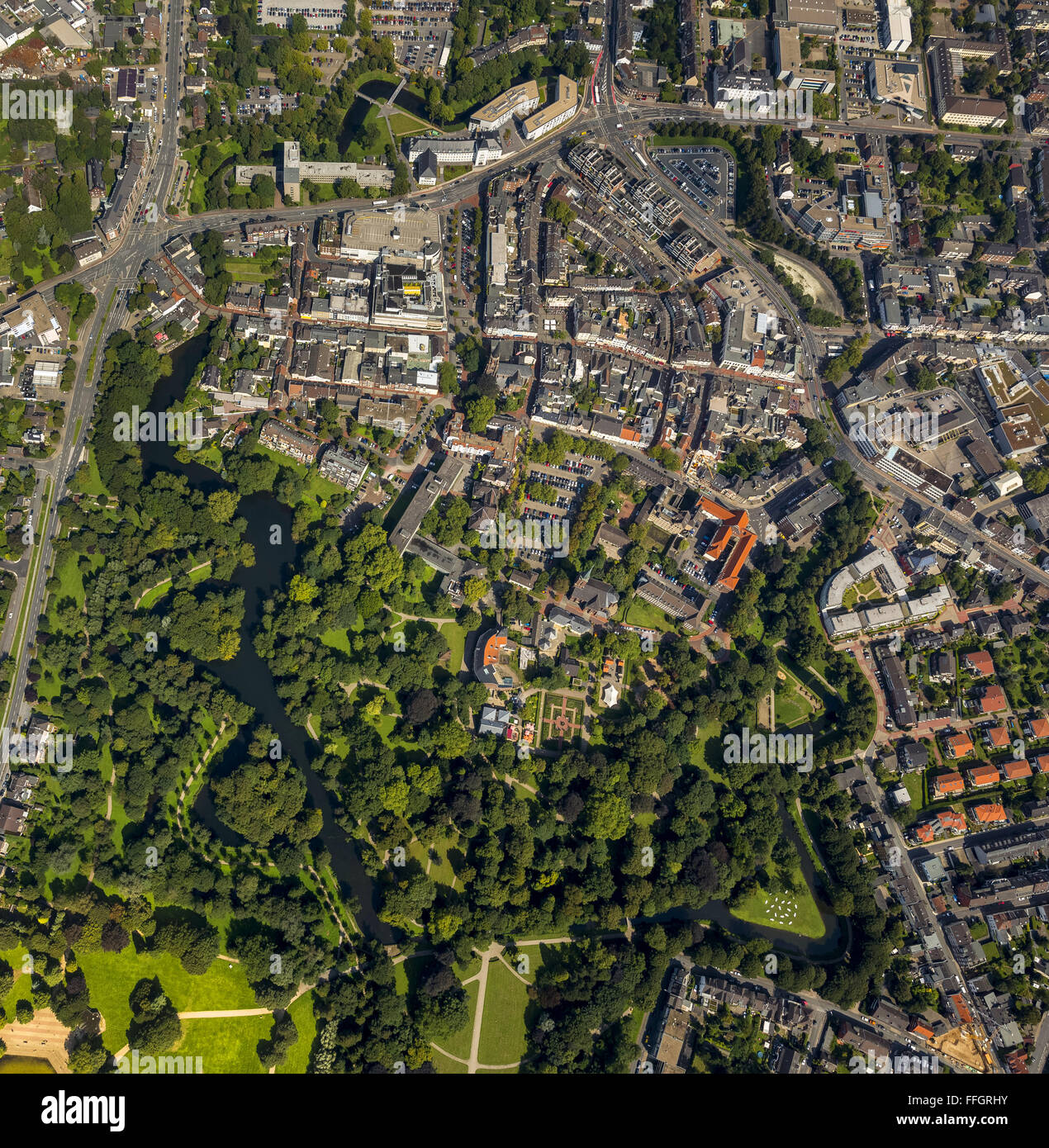 Luftaufnahme, Moers-Zentrum mit alten Stadtmauern und das Schloss park, Moers, Ruhr Region, Nordrhein-Westfalen, Deutschland, Europa, Antenne Stockfoto