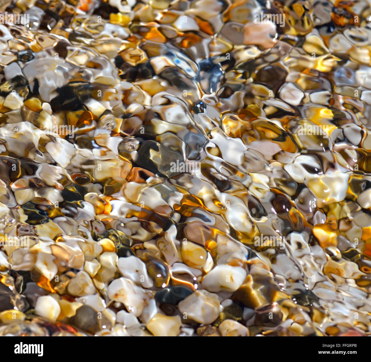 Zusammenfassung Hintergrund. Bunten Steinen im klaren Meerwasser. Stockfoto