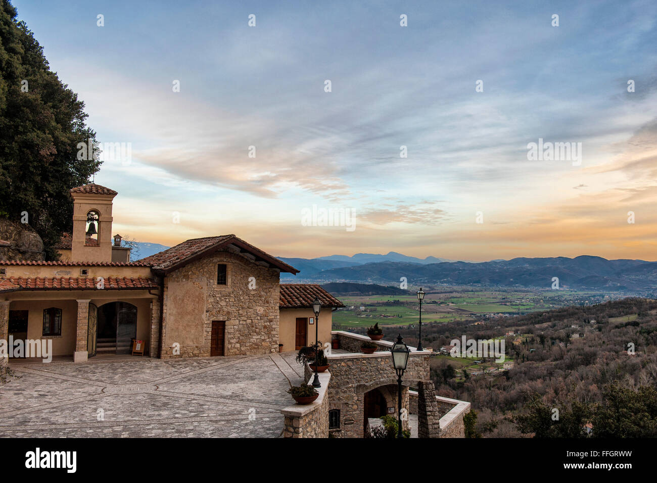 Greccio, Rieti. Heiliges Tal von San Francesco von Assisi. Das Heiligtum von Greccio mit Blick auf das Tal in einem malerischen Schuss Stockfoto