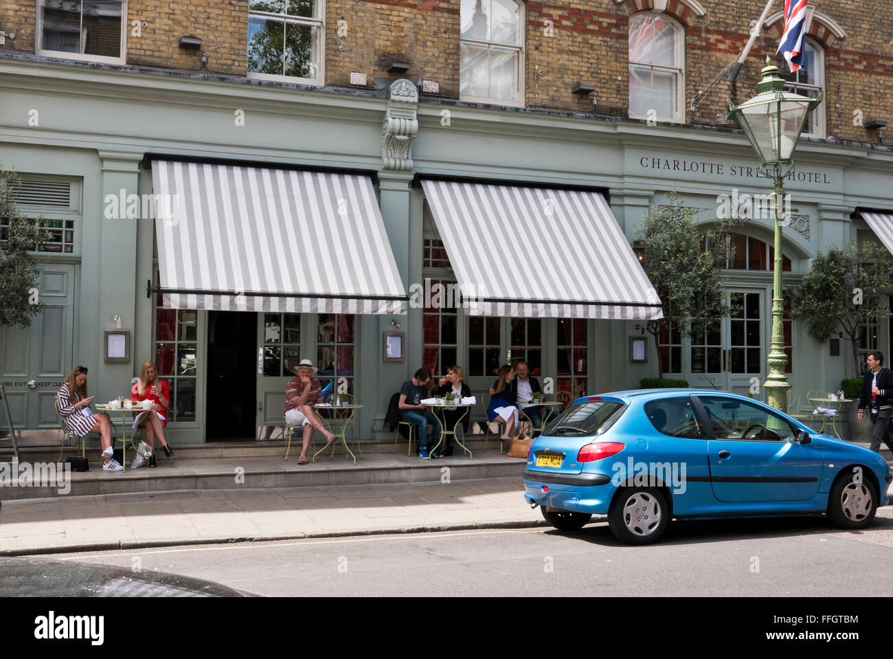 Menschen sitzen vor einem kleinen Restaurant und Getränke, London, Vereinigtes Königreich. Stockfoto