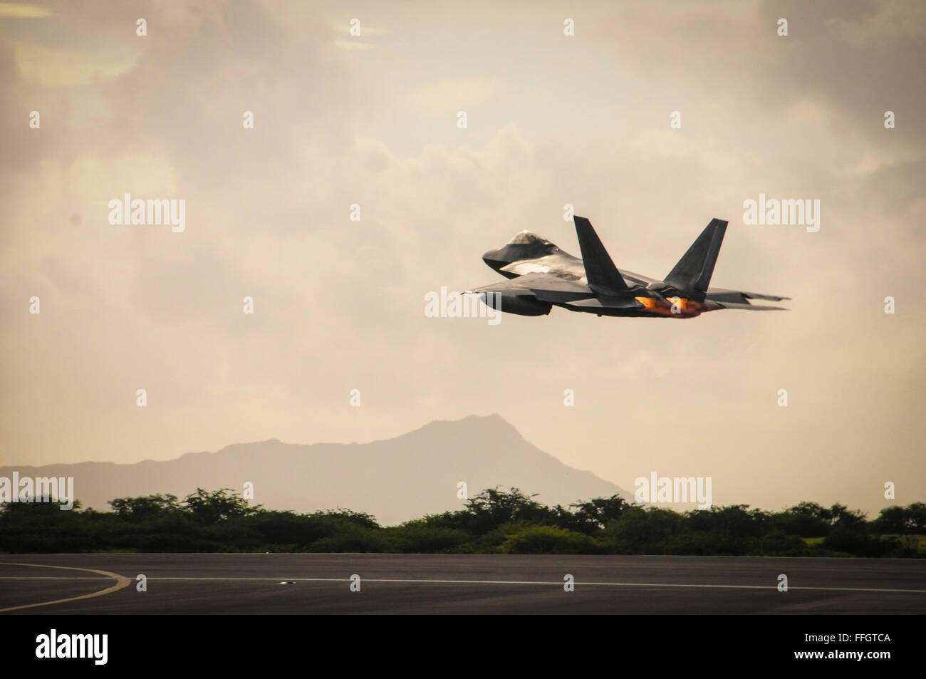 Ein Hawaii Air National Guard f-22 Raptor zieht aus gemeinsame Basis Pearl Harbor-Hickam, Hawaii, 26. September 2015 aus. Die Raptors in den US Central Command Zuständigkeitsbereich eingesetzt. Es war der erste Kampfeinsatz für die 199. Fighter Squadron, da es nach Saudi-Arabien im Jahr 2000 auf keine-Fly Zone Südirak patrouillieren bereitgestellt Stockfoto