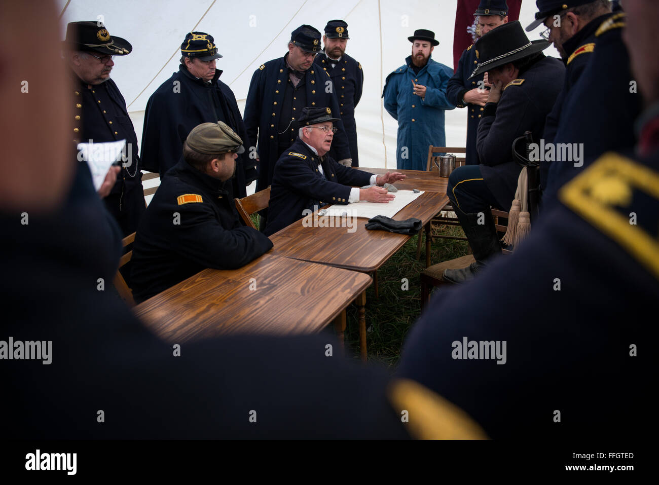 Pensionierter Oberstleutnant Brian Withrow sitzt in einer Teamsitzung mit Unionstruppen Führer zu diskutieren und Handlung, die ein Angriff auf die Konföderierten während einer Civil War Reenactment Truppen. Das Re-Enactment fand am 151. Jahrestag der Schlacht am Cedar Creek Schlachtfeld in der Nähe von Middletown, Virginia. Stockfoto